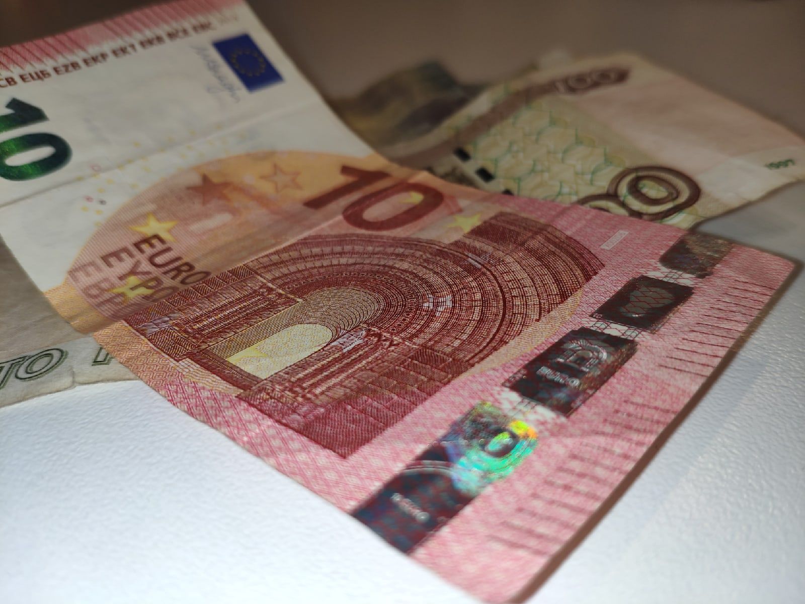 Российские банки снова могут продавать наличную валюту