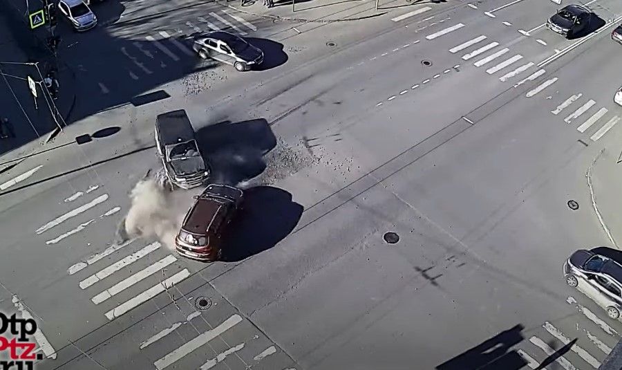 УАЗ «Патриот» протаранил «Хендай» в центре Петрозаводска УАЗ «Патриот» протаранил «Хендай» в центре Петрозаводска