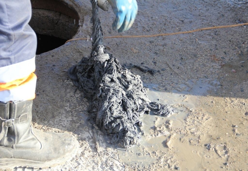 Петрозаводчане сливают в канализацию медицинские маски и подгузники