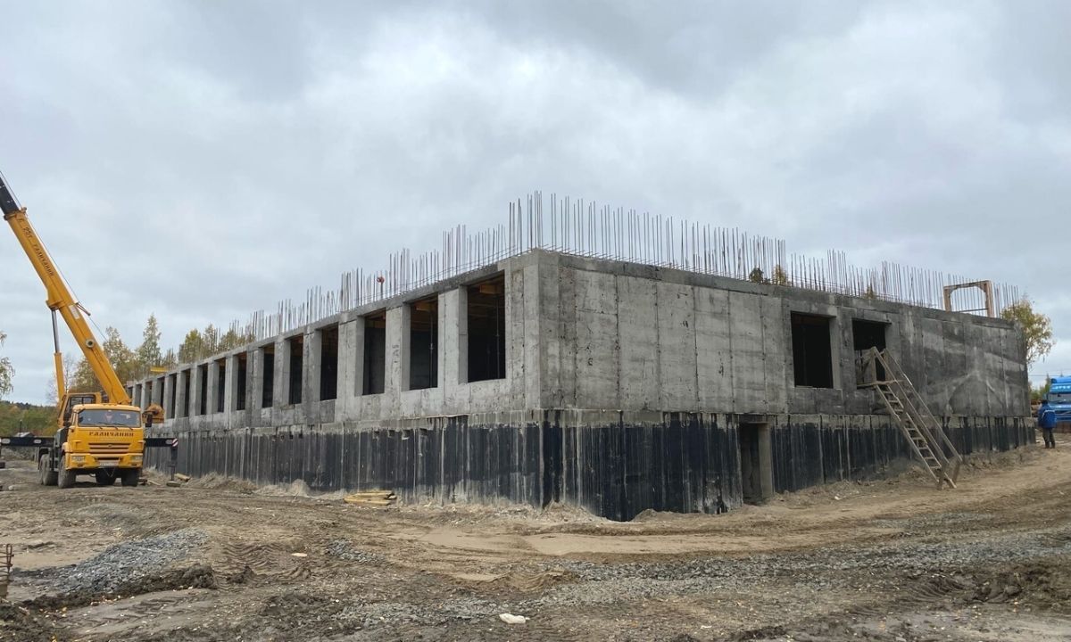 Подрядчика, сорвавшего строительство школы в Деревянке, оштрафуют
