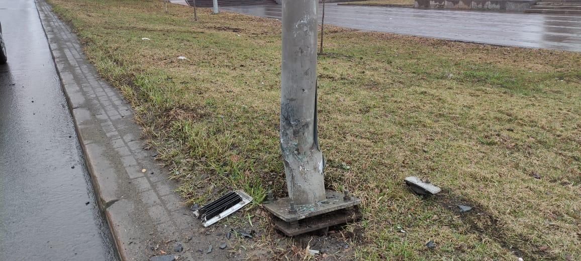 В Петрозаводске нетрезвый водитель погнул фонарный столб