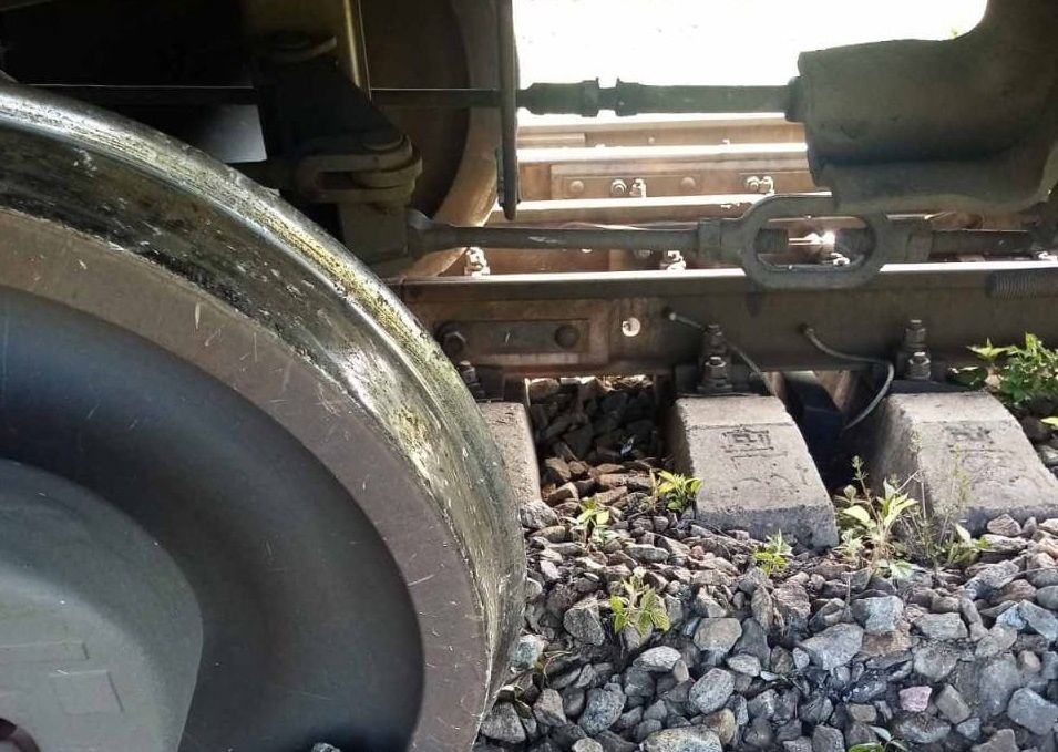 Тепловоз с грузовыми вагонами сошел с рельсов под Петрозаводском