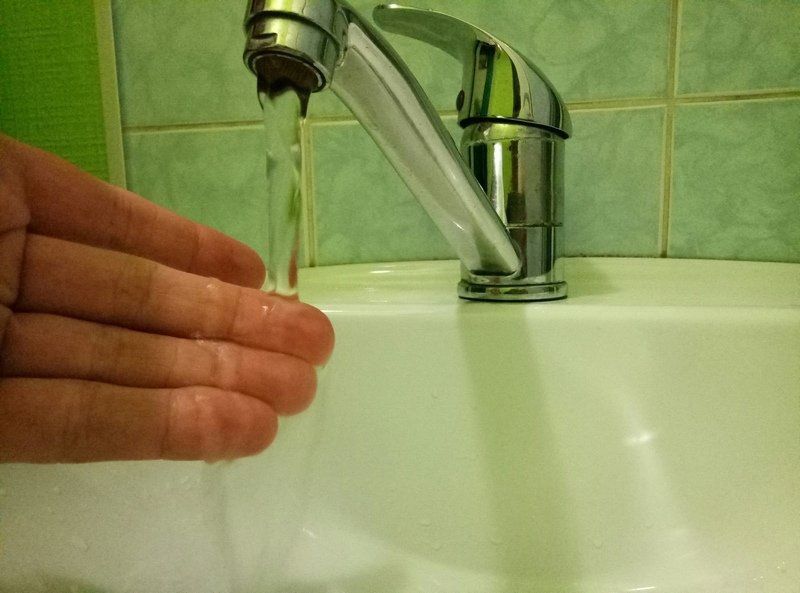 Из-за аварии на сетях лицей, техникум и жилые дома в Петрозаводске остались без холодной воды