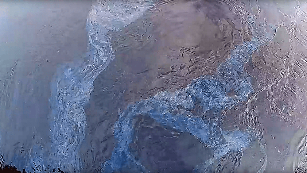 Разлив нефтепродуктов в реку Янисйоки не локализован, считает местный житель. Он разместил видео в интернете