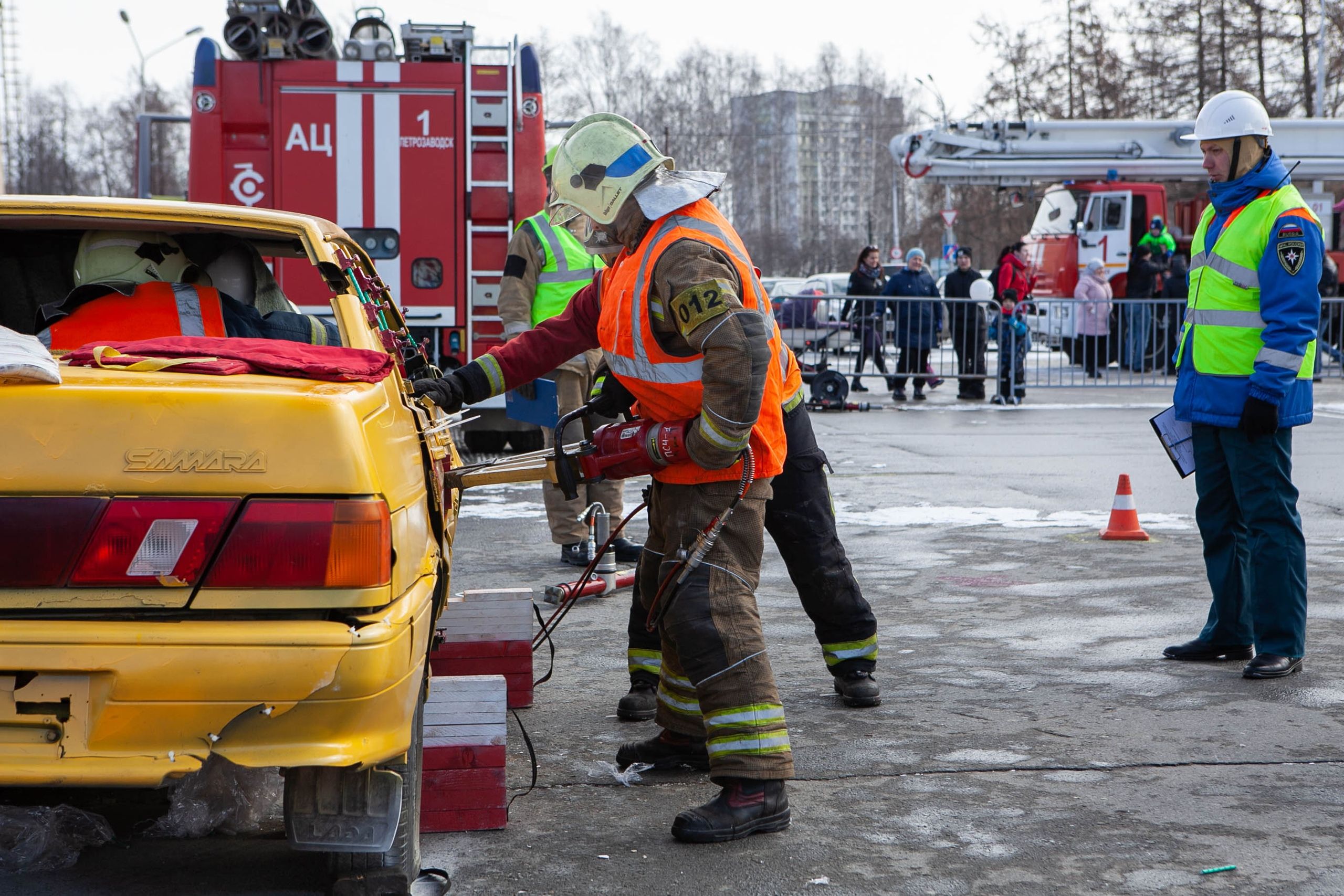 Пожарные демонтировали автомобиль, извлекли пострадавшего, а потом было предложение руки и сердца