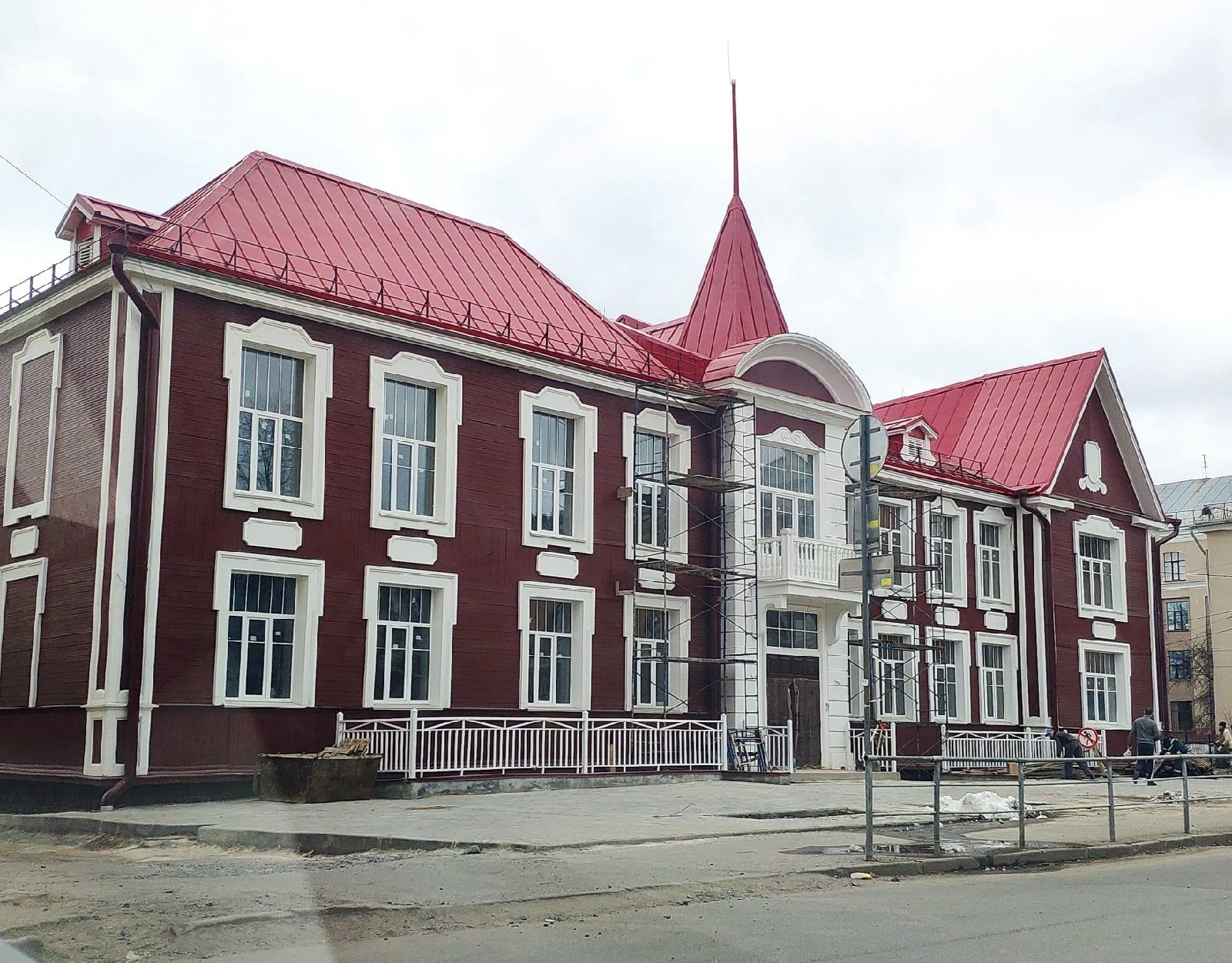 Ввести в эксплуатацию здание бывшей поликлиники на Ленина планируют в начале лета