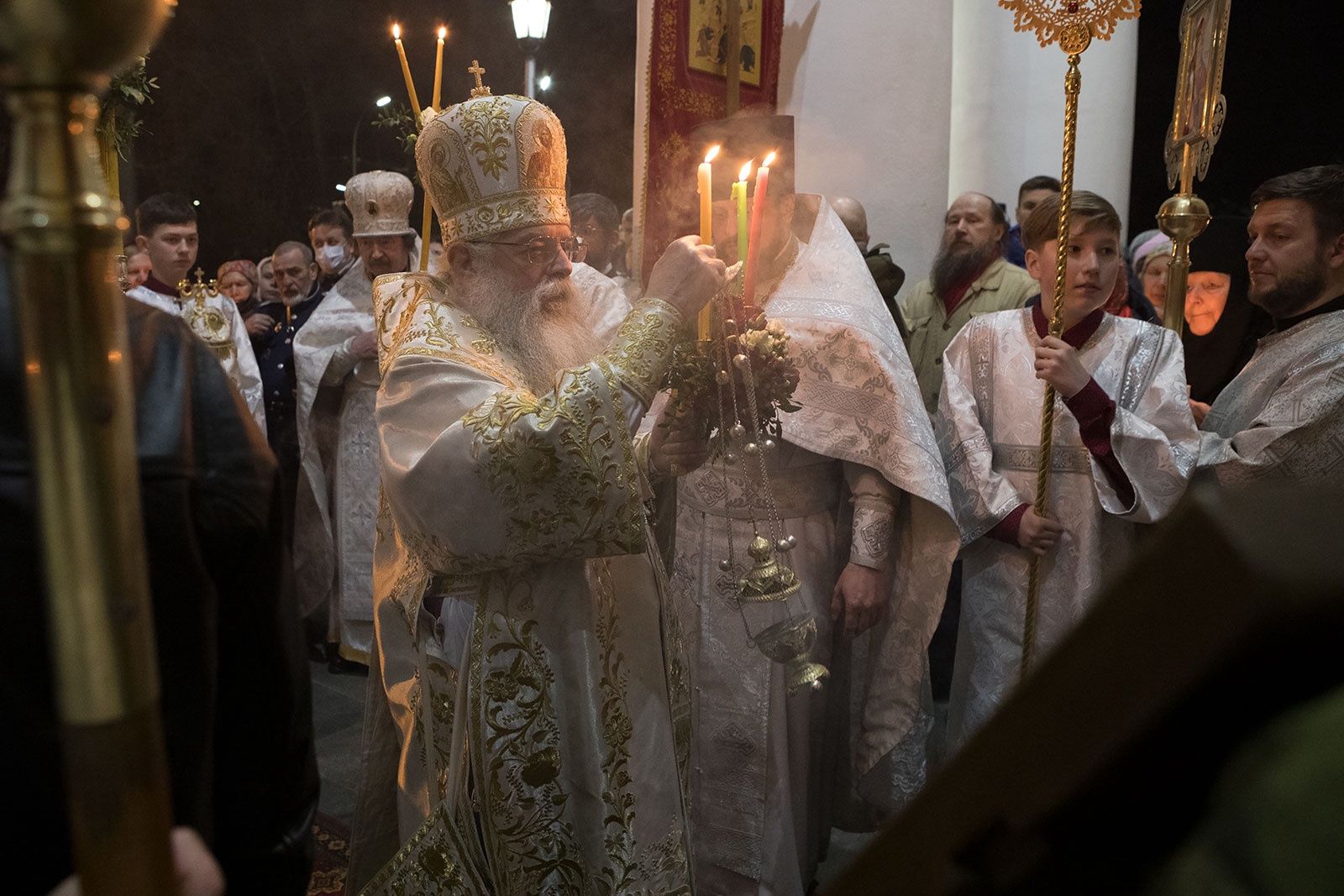 Пасхальное богослужение прошло минувшей ночью в соборе Александра Невского в Петрозаводске