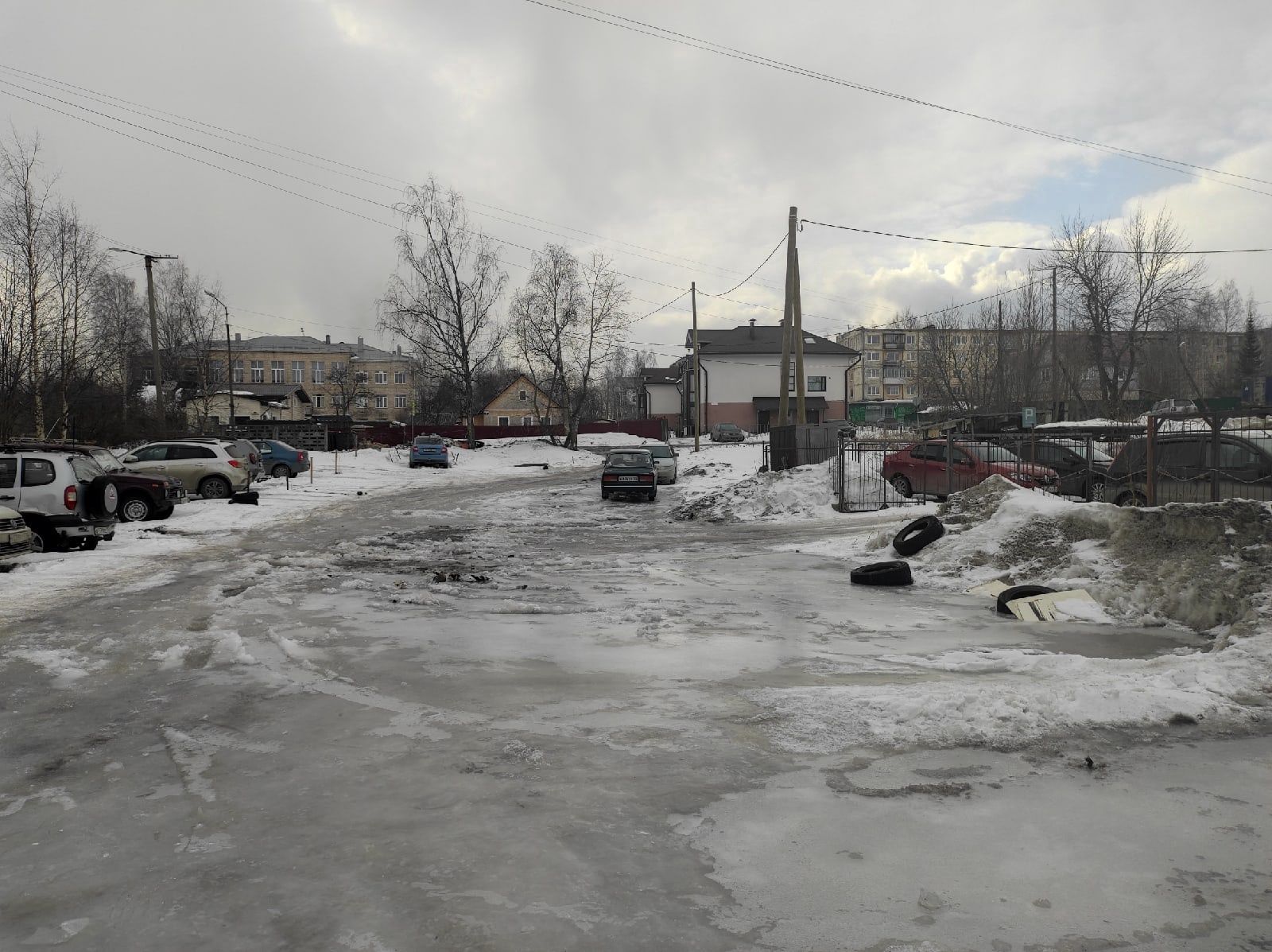 Огромная лужа перекрыла дорогу машинам и пешеходам в одном из районов Петрозаводска