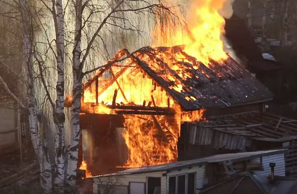 На Перевалке сгорел деревянный дом