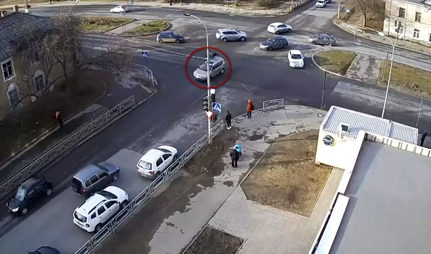 В Петрозаводске мотоциклист перелетел через крышу автомобиля после жесткого столкновения