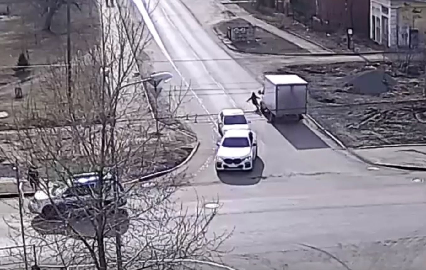 В Петрозаводске семилетний мальчик попал под колеса фургона