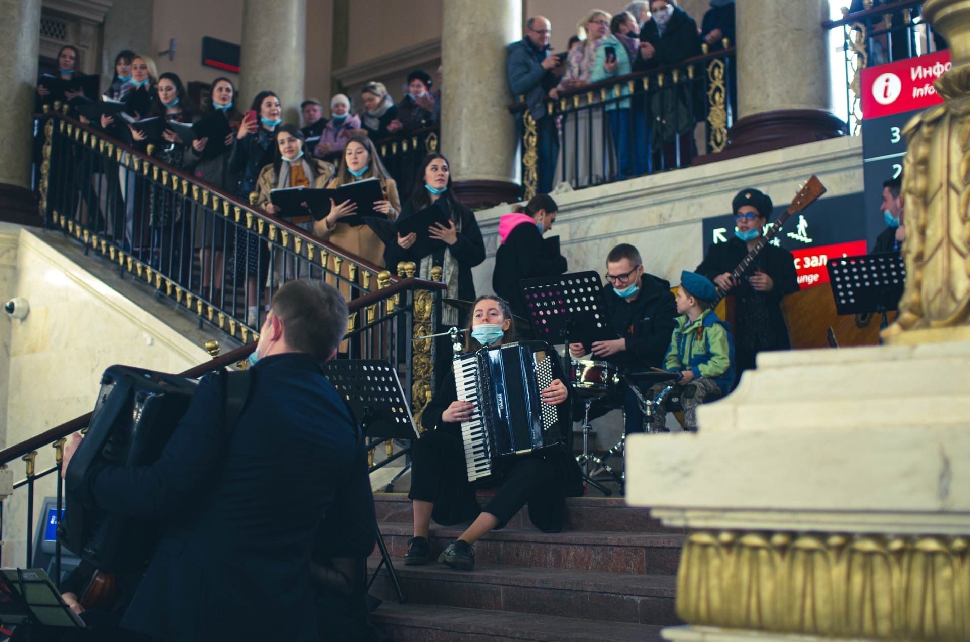 К Дню Победы на ж/д вокзале и в торговом центре «Лотос Плаза» проведут концерты-флешмобы
