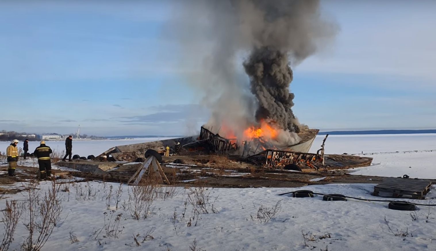 Дебаркадеры подожгли: стали известны подробности пожара на плавучей пристани в Петрозаводске