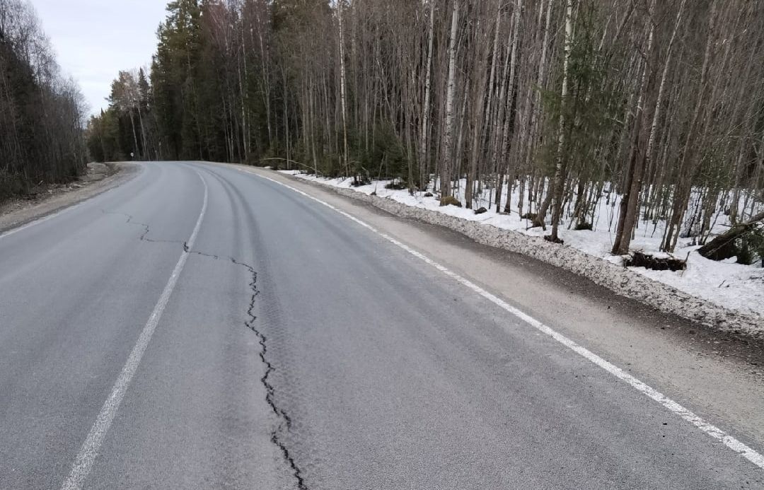 В Минтрансе объяснили появление трещин на отремонтированной дороге в Заозерье