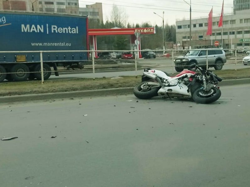 Мотоциклист в Петрозаводске врезался в автомобиль