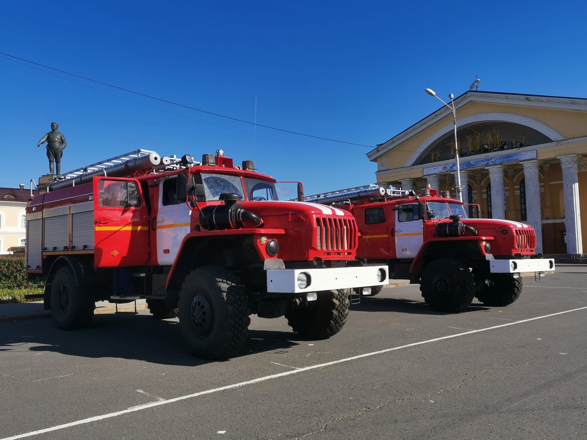 Шесть карельских поселков получат новые пожарные автоцистерны