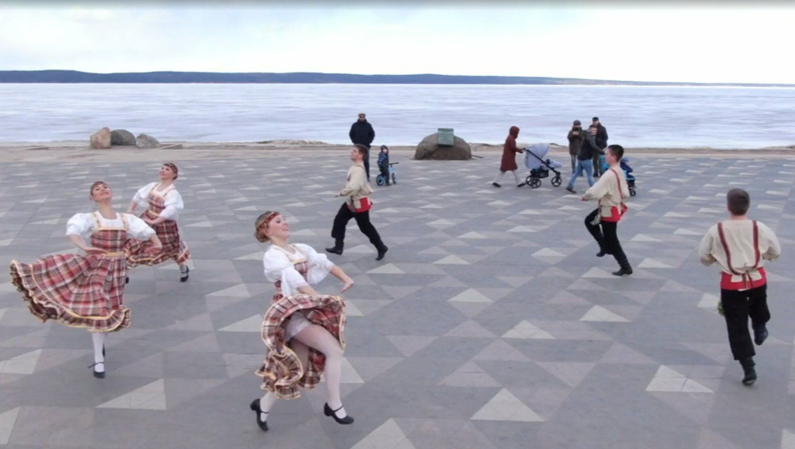 В передаче по Первому каналу показали карельский танец круугу