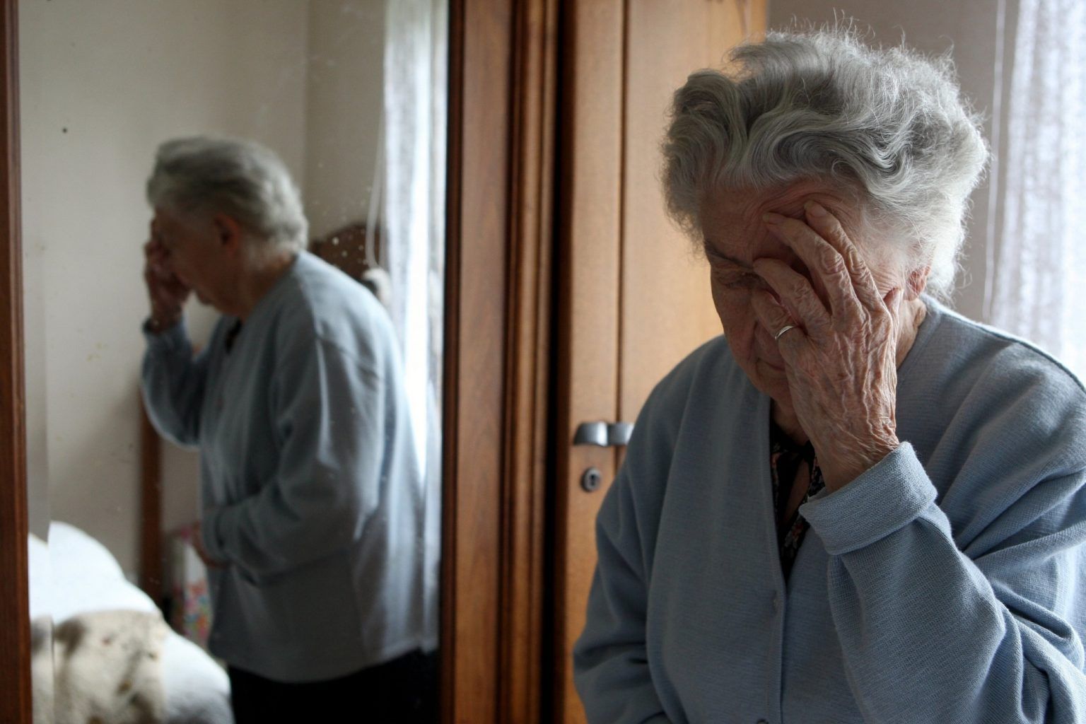 Ухаживать за пожилыми людьми с деменцией научат их родственников