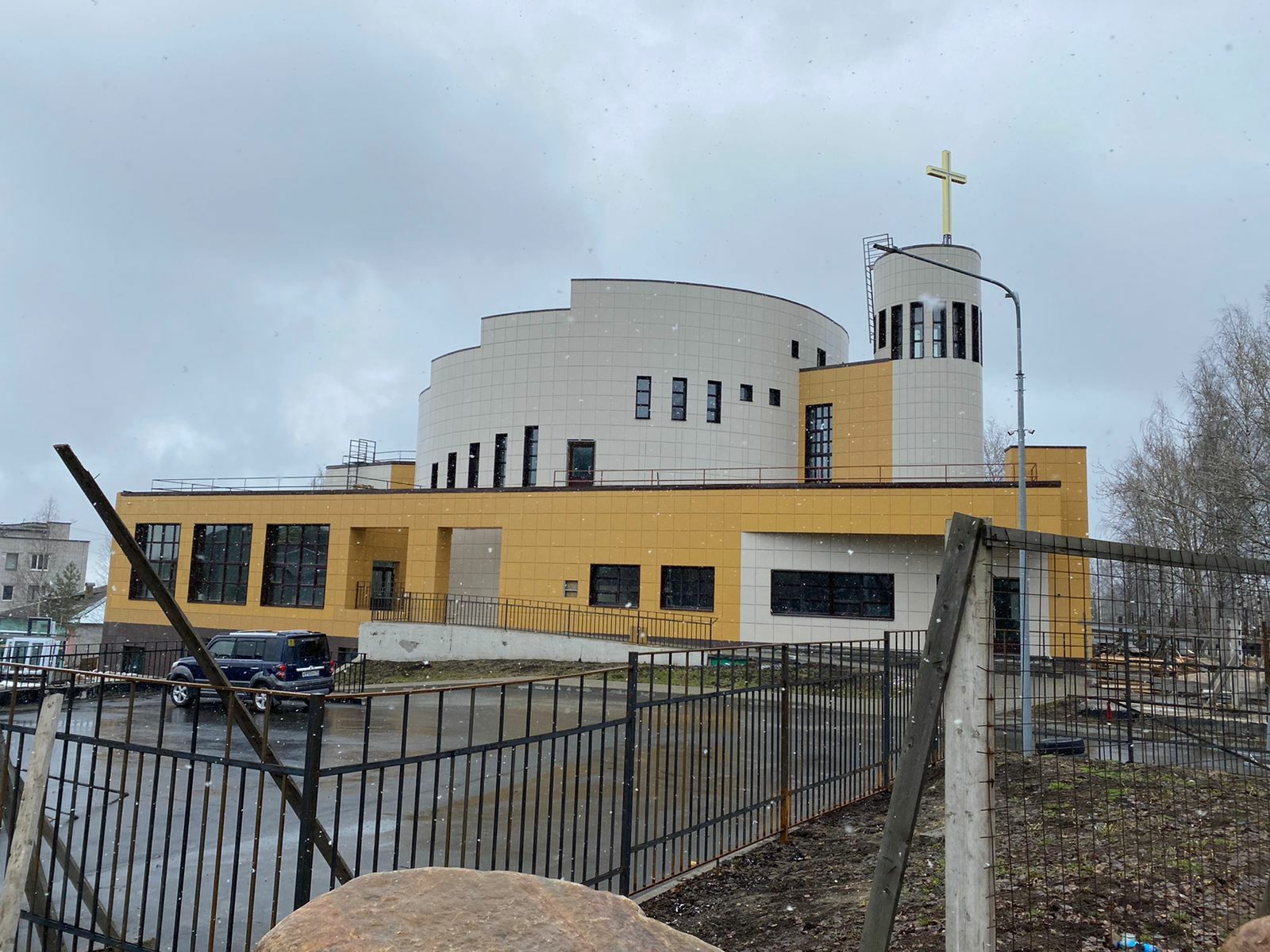 В Петрозаводске достраивают необычное религиозное сооружение