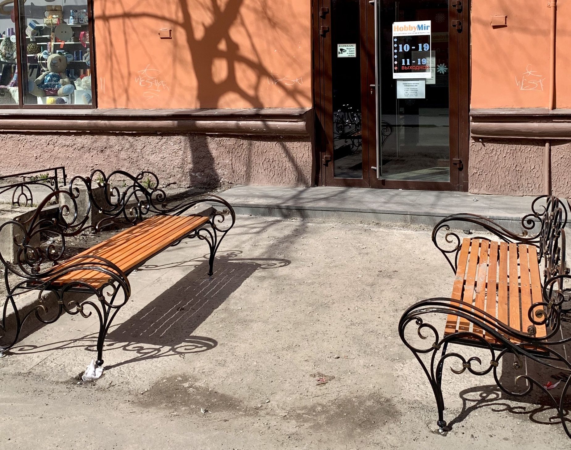 В центре Петрозаводска установили декоративные скамейки