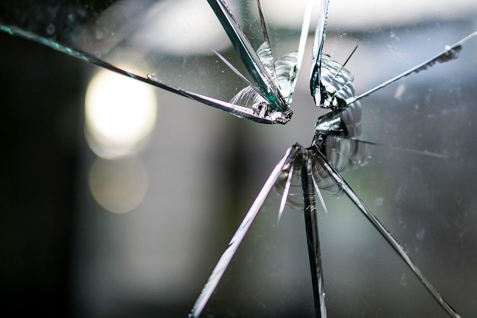 Молодой петрозаводчанин разбил стеклянную дверь кафе после ссоры с девушкой