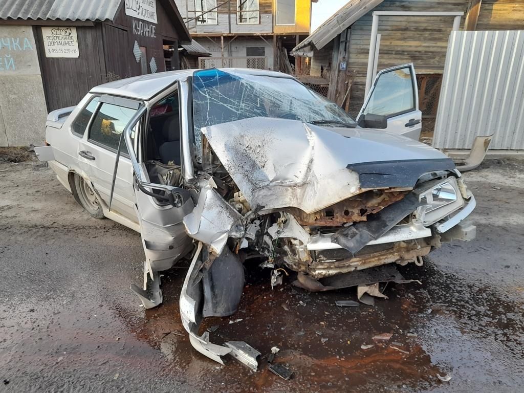 В Сулажгоре автомобиль врезался в опору электросети
