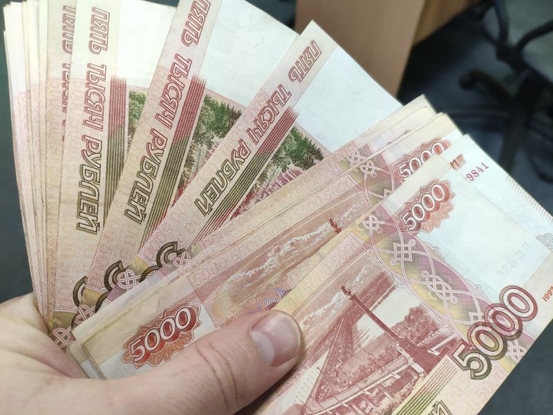 Впервые с февраля курс доллара упал ниже 75 рублей