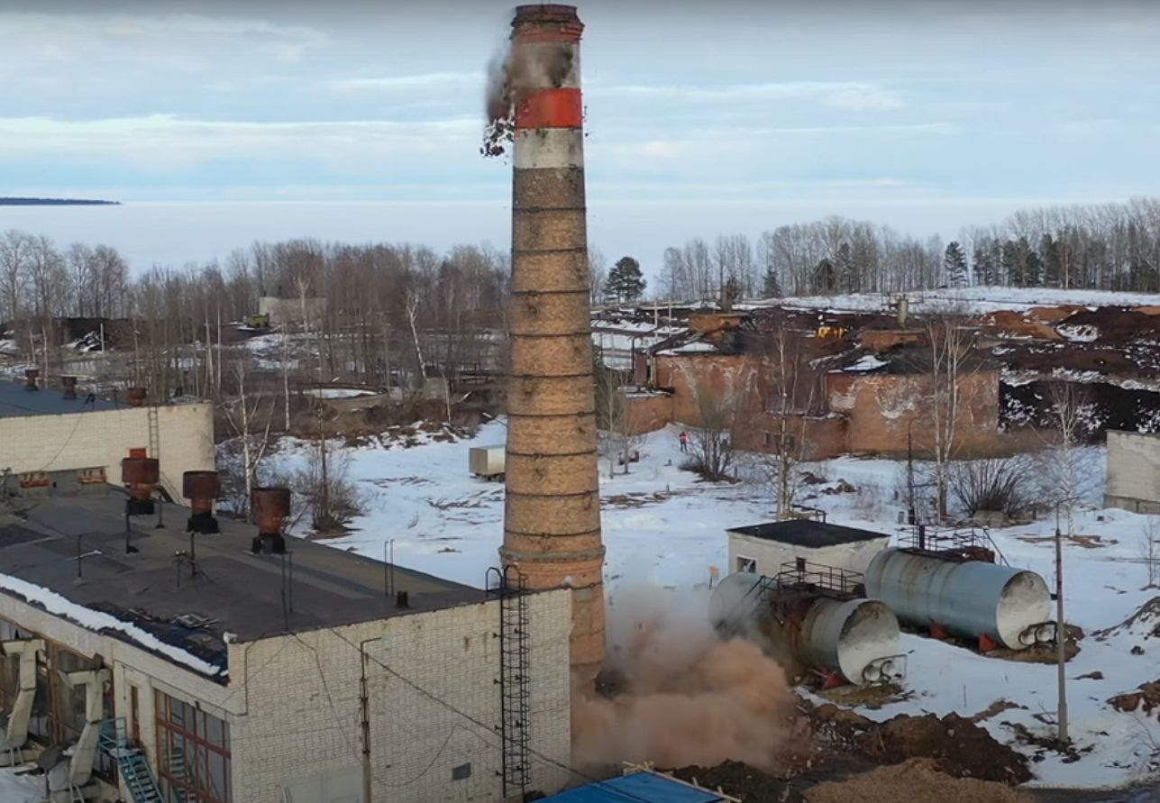 Кирпичную трубу в Петрозаводске взорвали со второй попытки