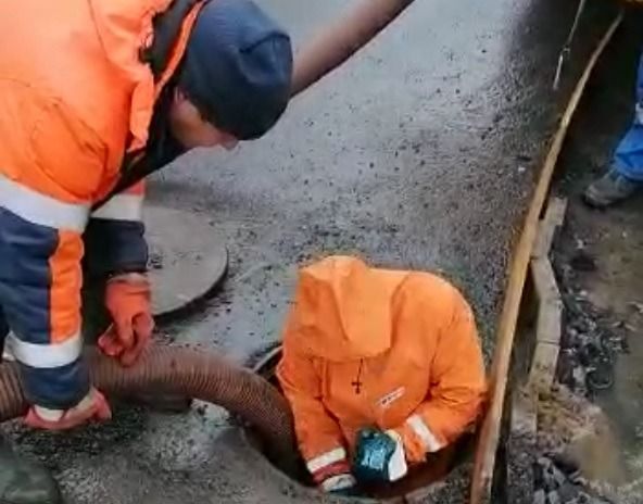 В Петрозаводске рабочие залили канализационный колодец асфальтом