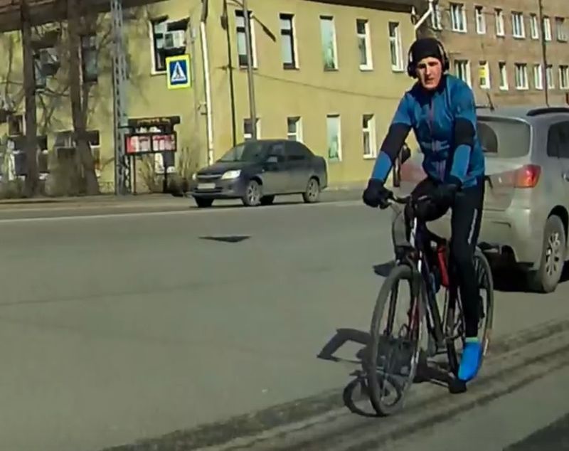 Велосипедист набросился на автомобилиста в центре Петрозаводска. В ГИБДД пояснили, кто прав в дорожном конфликте