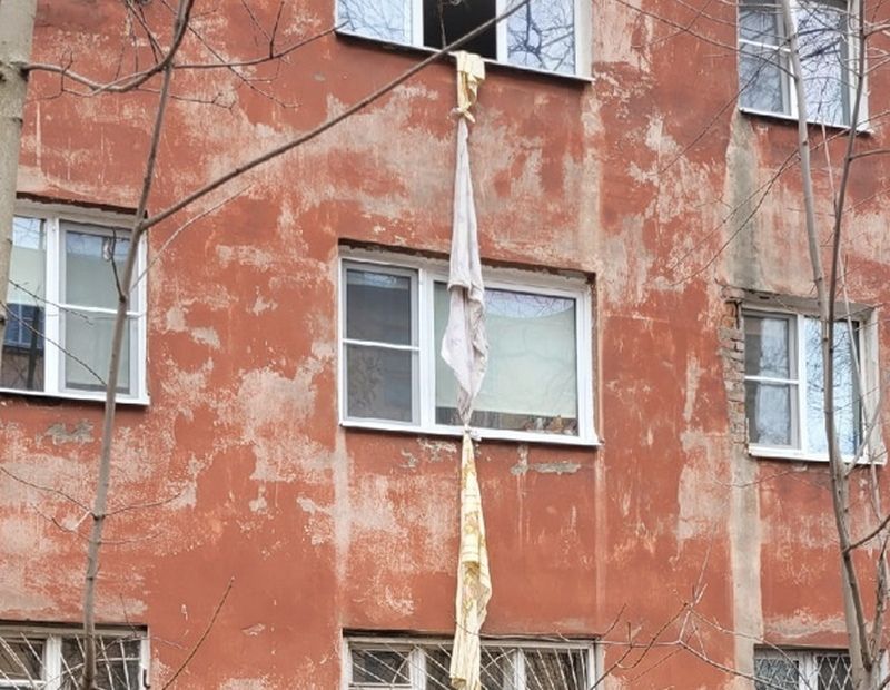 Петрозаводчанка попыталась спуститься из окна дома по веревке из простыней и сорвалась