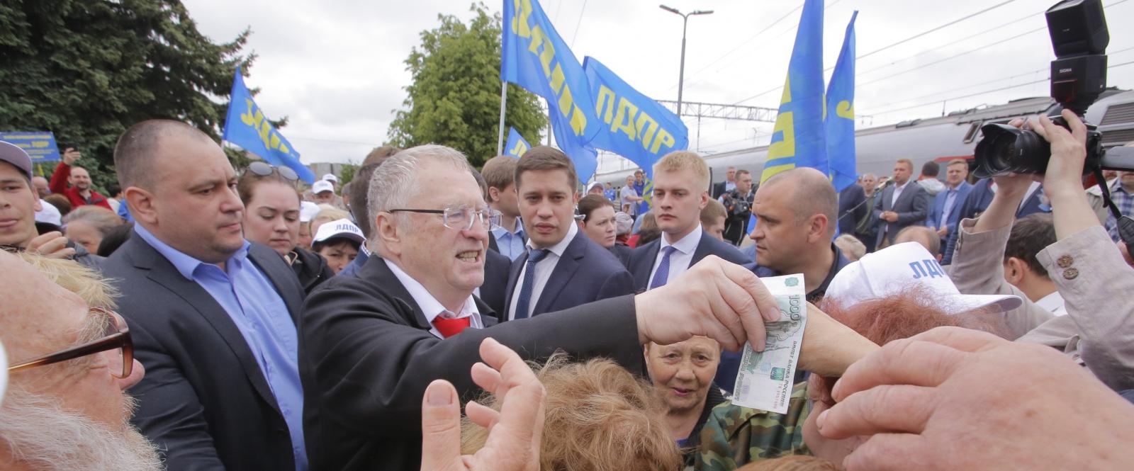 Разбрасывался деньгами и называл Онего рекой. Каким запомнят Владимира Жириновского в Карелии?