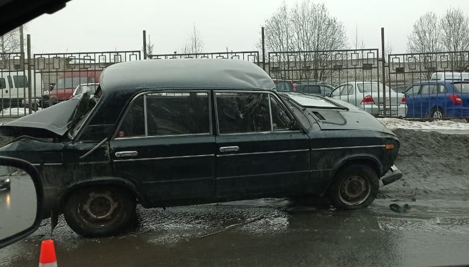 На Карельском проспекте столкнулись «ВАЗ» и эвакуатор, два человека травмированы
