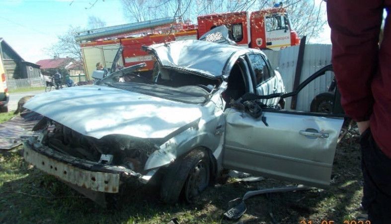 В Карелии за день произошло два похожих ДТП – водители протаранили дом и забор В Карелии за день произошло два похожих ДТП – водители протаранили дом и забор