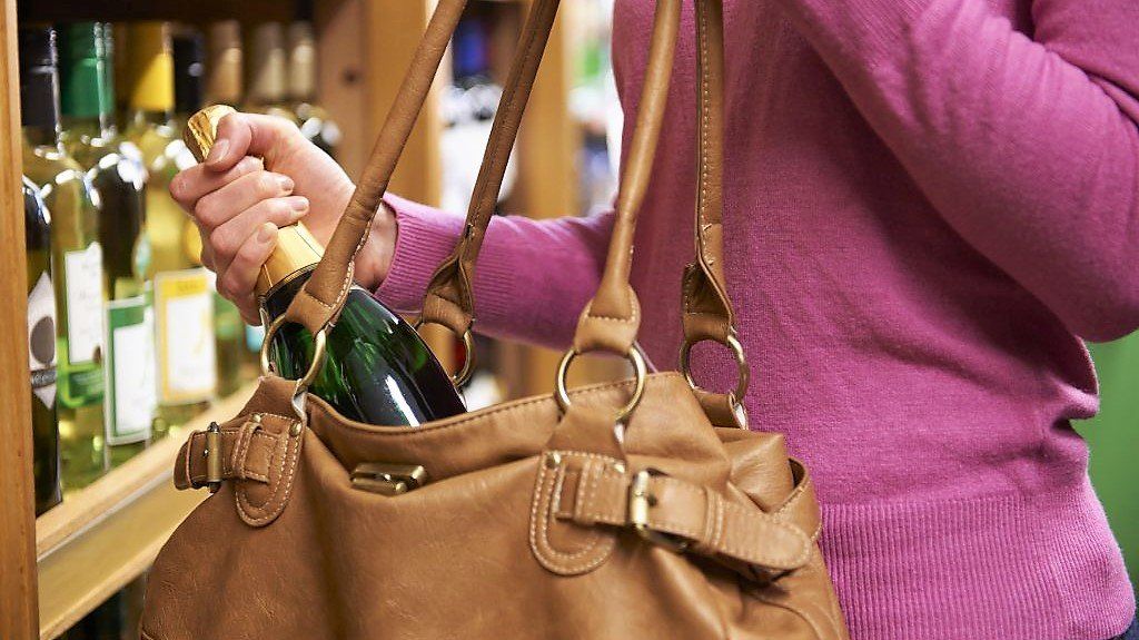 Жительница Москвы не заплатила за алкоголь в петрозаводском гипермаркете