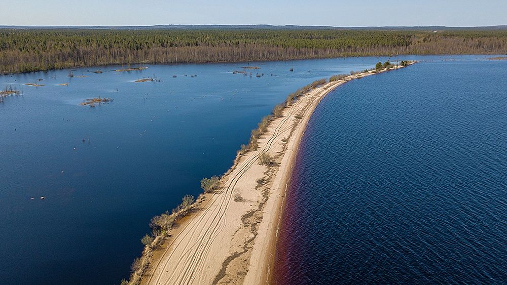 Весенний паводок превратил песчаную пересыпь в Карелии в подобие Куршской косы