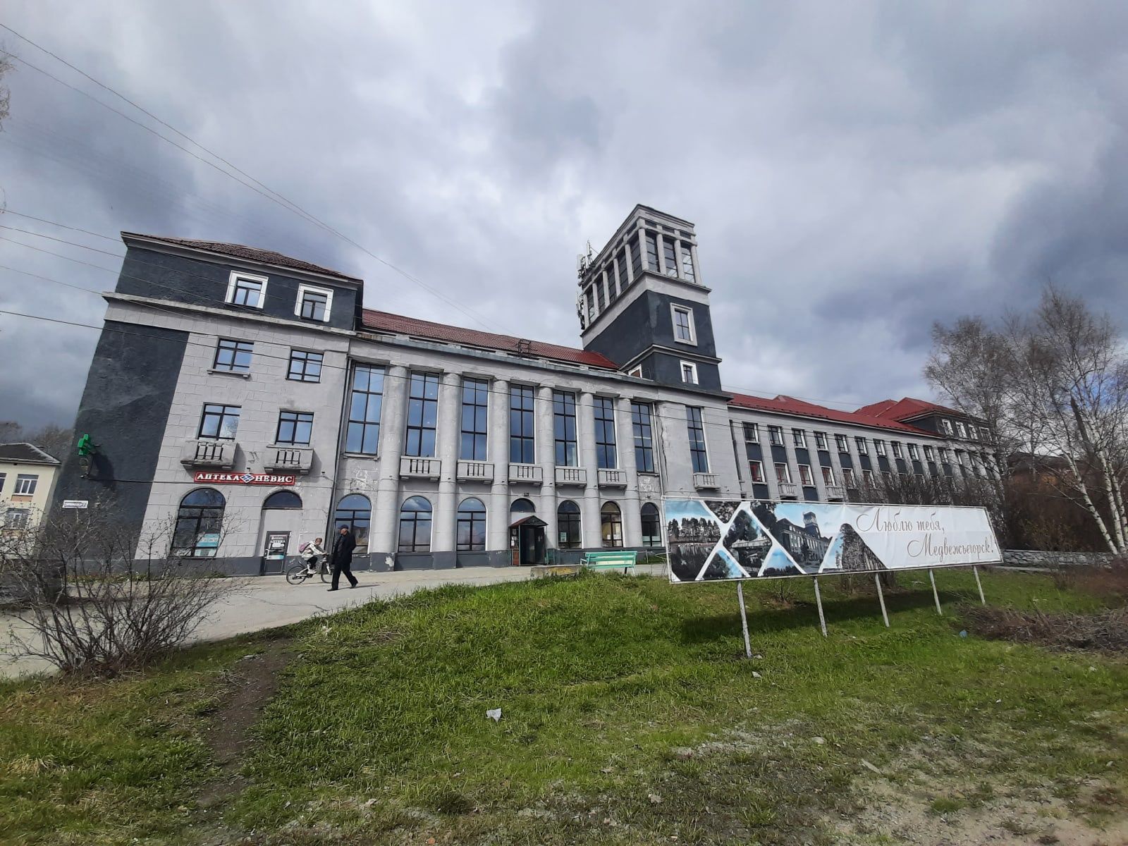 Власти Медвежьегорска объяснили, почему затягивается реконструкция самого знакового здания города