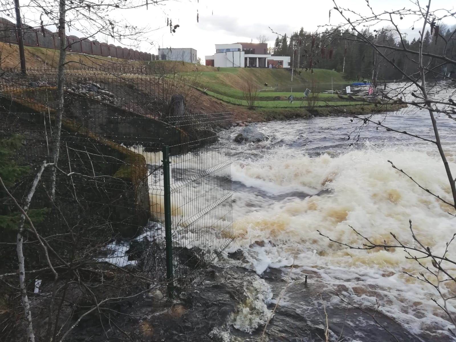 На плотине Лососинная снова сделали сброс воды