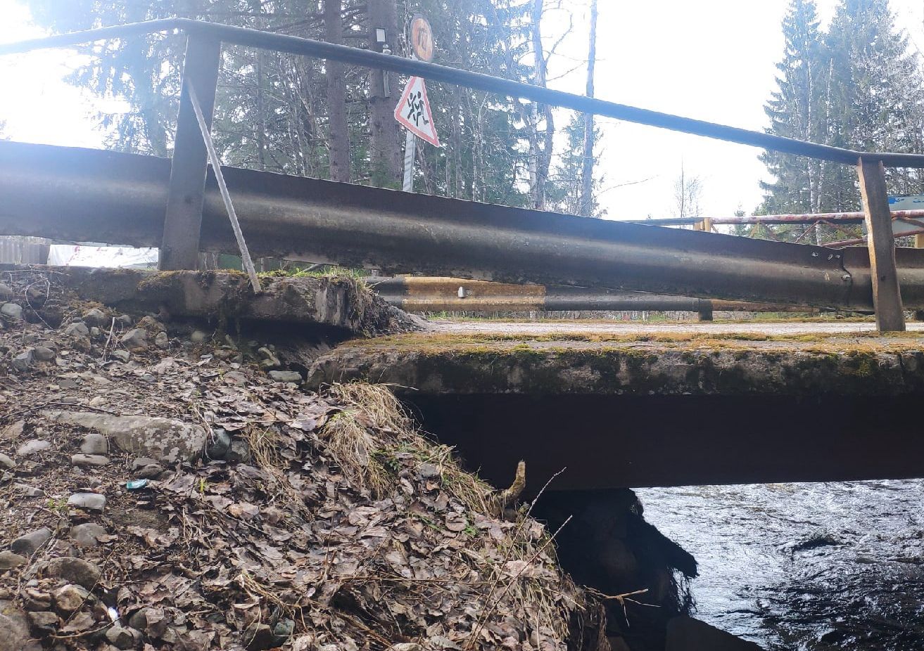 Еще один мост в Карелии частично обрушился из-за наводнения