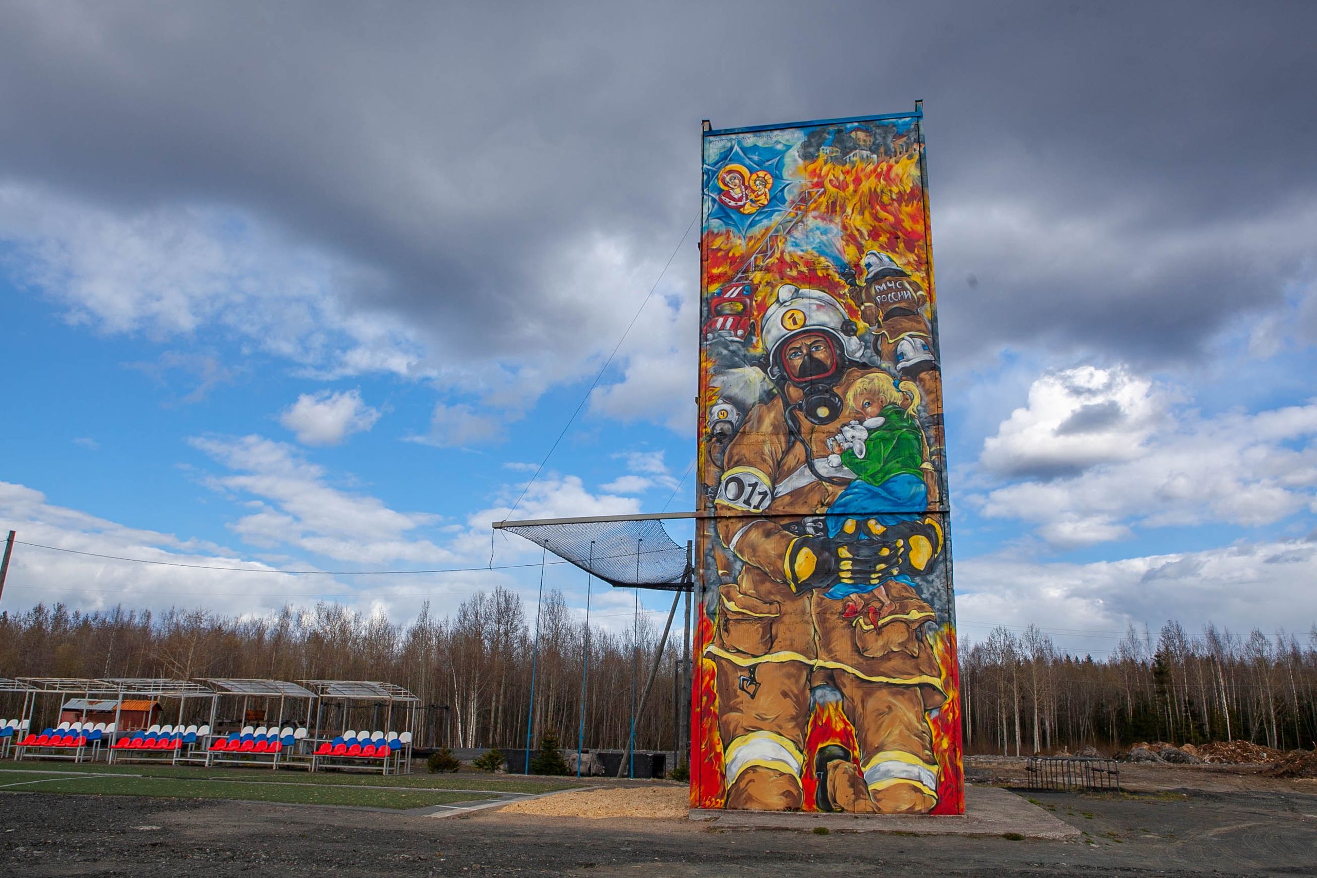 В Петрозаводске появилось огромное граффити с пожарным