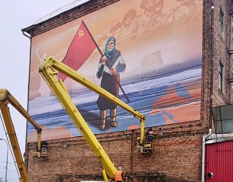 Баннер с бабушкой с красным флагом появился в Петрозаводске