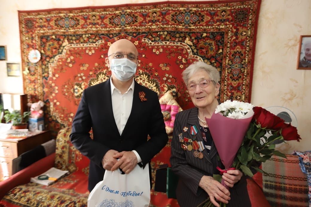 Элиссан Шандалович навестил участницу Сталинградской битвы