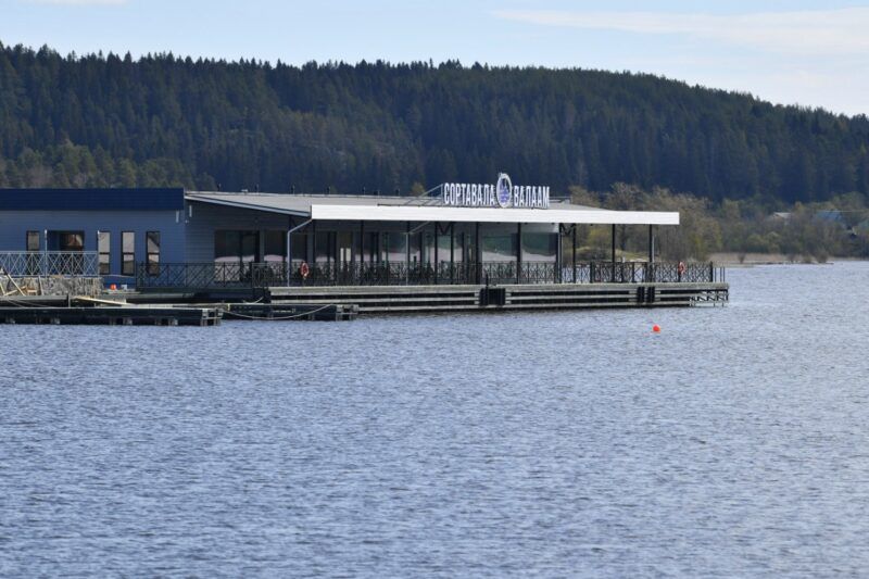 Рабочие завершают оборудование прибрежной линии на набережной в Сортавале