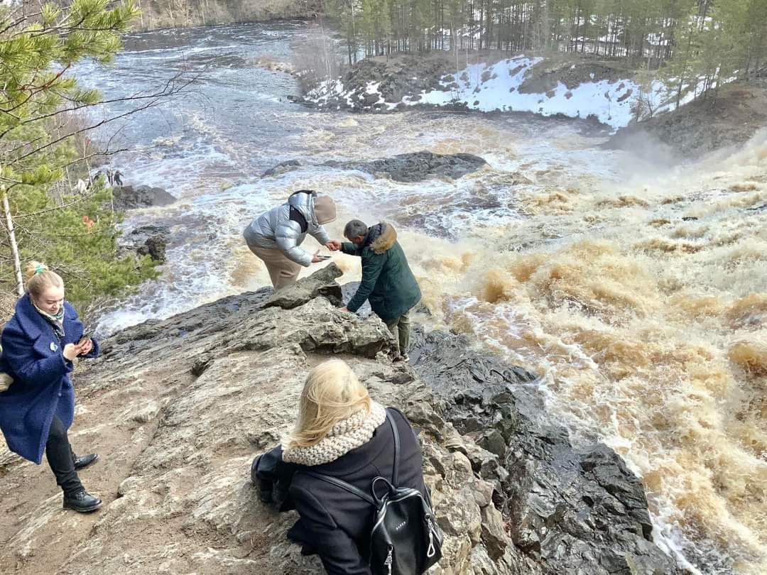 В Гирвасе туристы ежедневно рискуют упасть в водопад ради фото