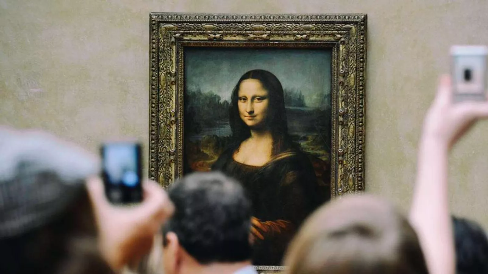 Посетитель Лувра измазал тортом знаменитую «Джоконду» Посетитель Лувра измазал тортом знаменитую «Джоконду»