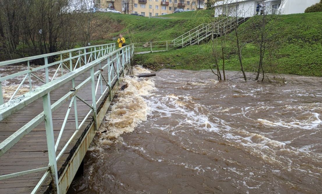 В Петрозаводске спасатели перекрывают проходы по мостам из-за наводнения