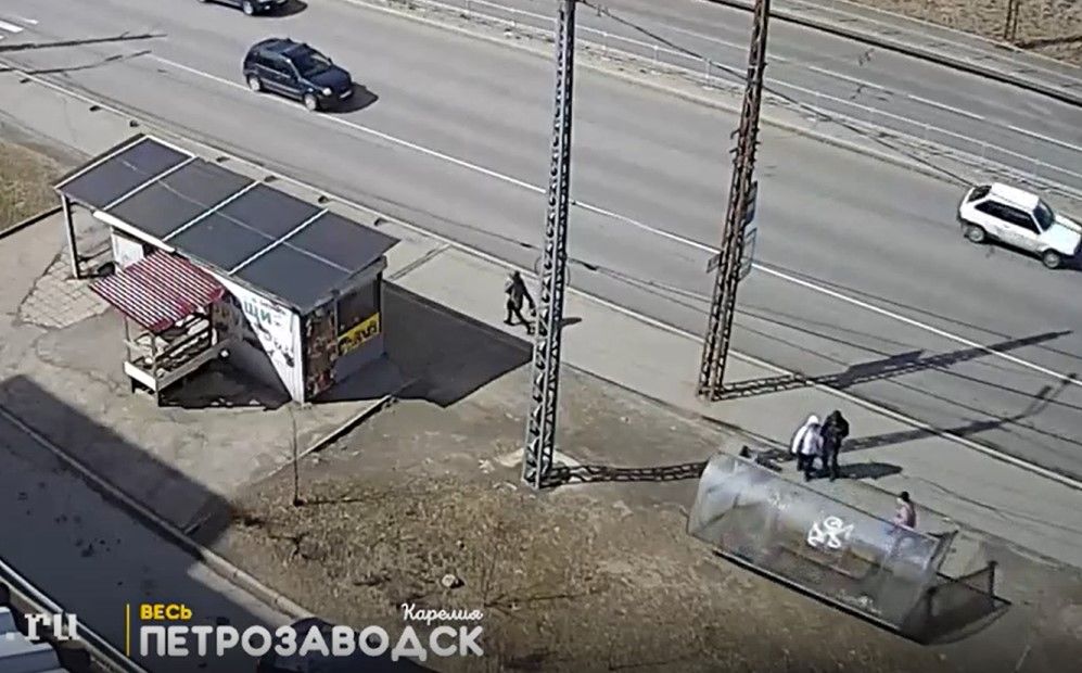 Сильный ветер в Петрозаводск снес остановку