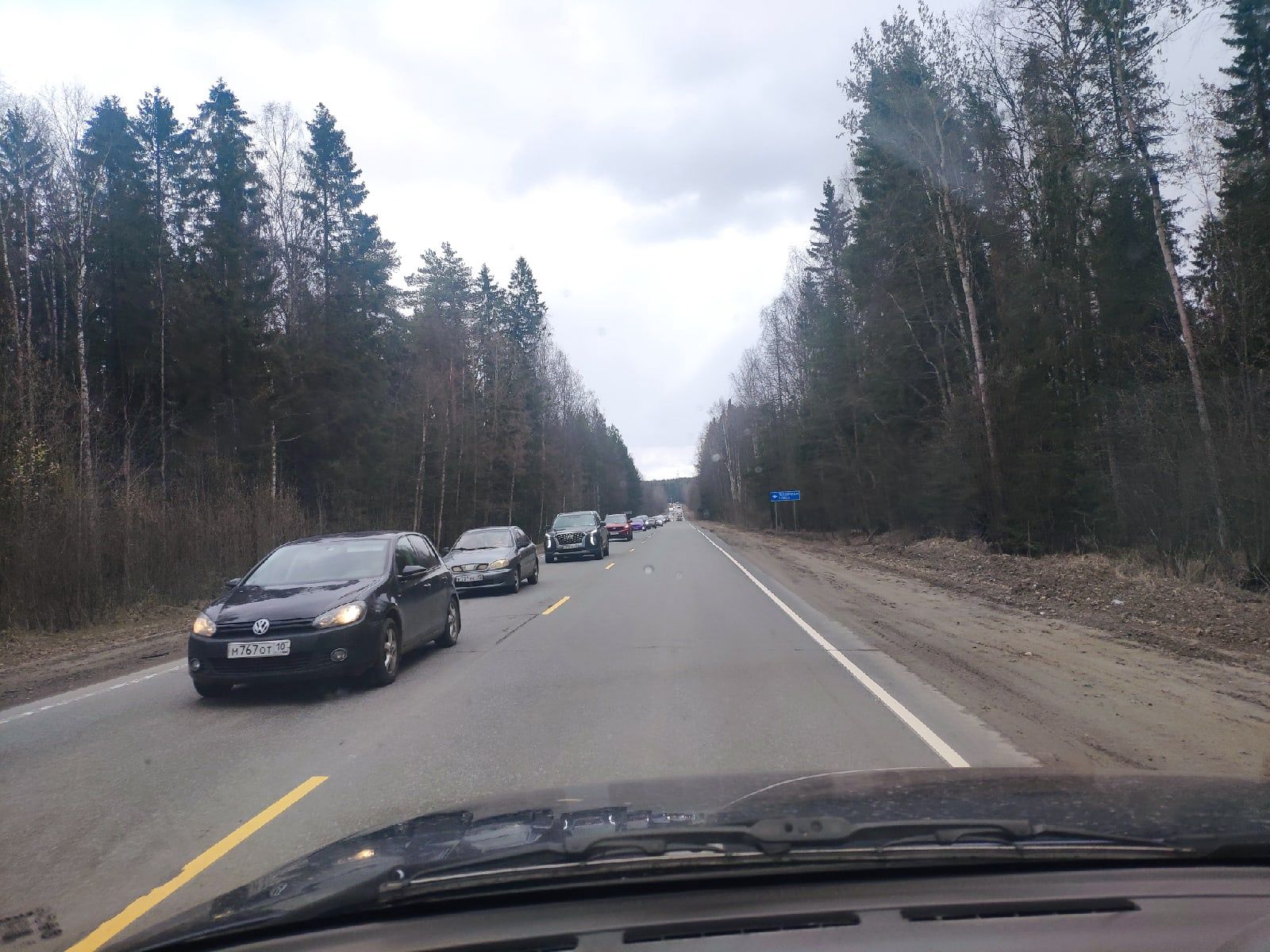 Автомобилисты встали в пробках по дороге из Петрозаводска до кладбищ