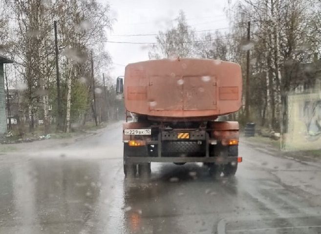 Глава Петрозаводска объяснил, зачем поливальные машины работают в дождь Глава Петрозаводска объяснил, зачем поливальные машины работают в дождь