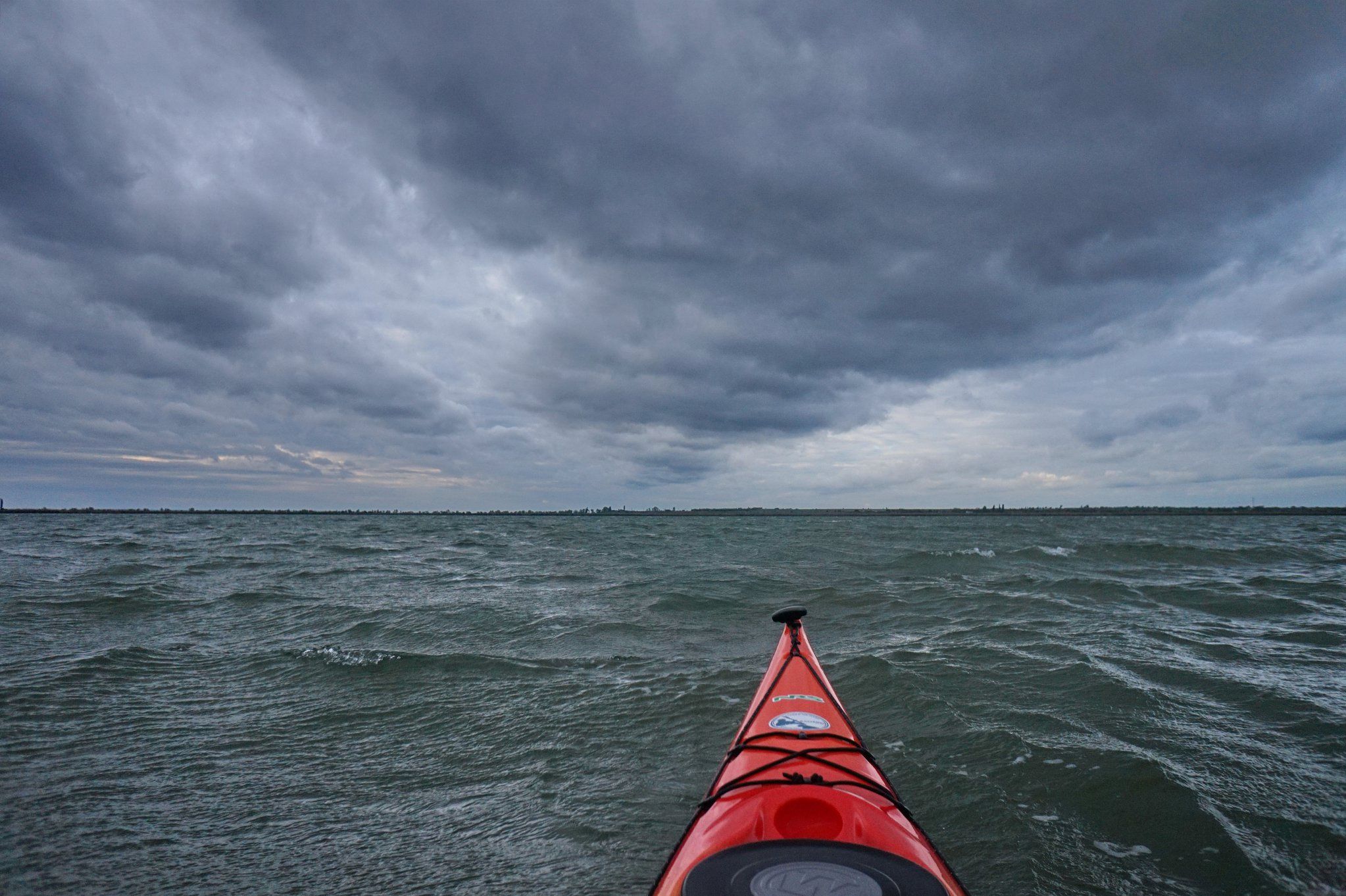 Поиски пропавших на Ладожском озере туристов приостановлены